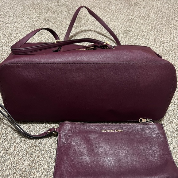 Micheal Kors Bag and Wristlet Set - Picture 5 of 13